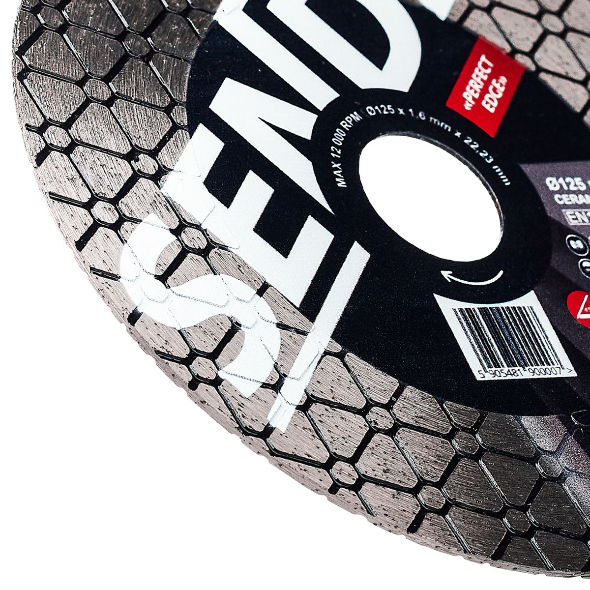 A SENDI PERFECT EDGE gyémánt vágótárcsa 125 mm átmérővel és 22,23 mm-es furattal kifejezetten 45°-os vágásokhoz és száraz csiszoláshoz lett tervezve. Alkalmas minden típusú kerámia és porcelán burkolat precíz megmunkálására. 4 A SENDI PERFECT EDGE gyémánt vágótárcsa 125 mm átmérővel és 22,23 mm-es furattal kifejezetten 45°-os vágásokhoz és száraz csiszoláshoz lett tervezve. Alkalmas minden típusú kerámia és porcelán burkolat precíz megmunkálására. - Image 4